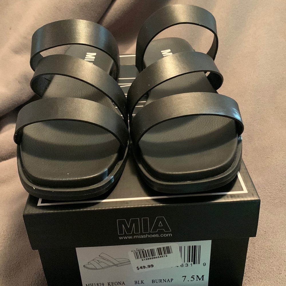 Black flat Mia Sandals